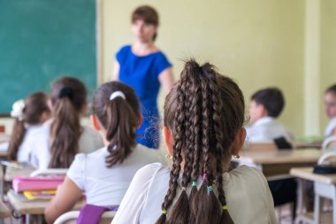 okul çocukları sınıfta aktif olarak katılan