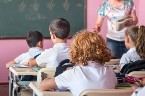 赤い髪の少年と学校の子供たちが c に積極的に参加しています — ストック写真