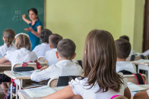 okul çocukları sınıfta aktif olarak katılan