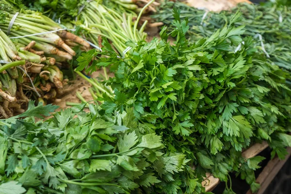 Taze organik sebze süpermarket, çiftçi pazar içinde raf