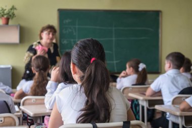 okul çocukları sınıfta aktif olarak katılan