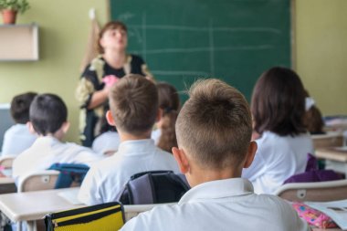 okul çocukları sınıfta aktif olarak katılan