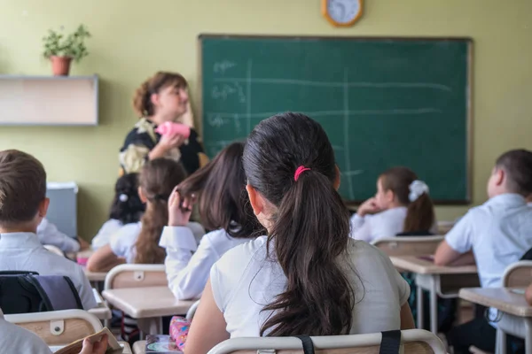 okul çocukları sınıfta aktif olarak katılan