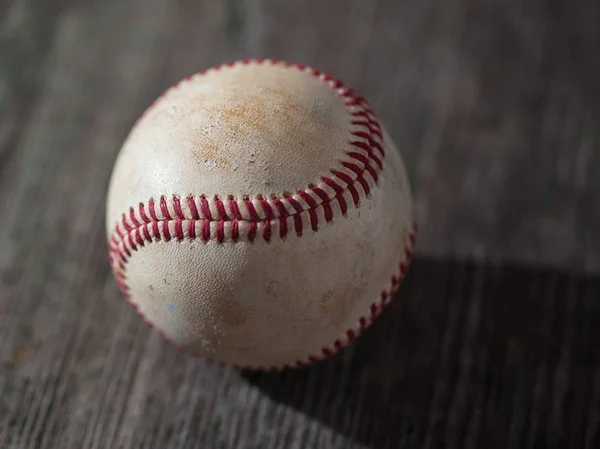 Una palla da baseball su un vecchio tavolo di legno, sport — Foto Stock