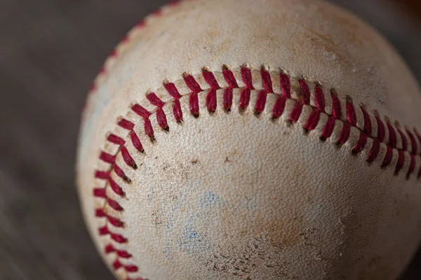 Una pelota de béisbol en una vieja mesa de madera, deporte — Foto de Stock