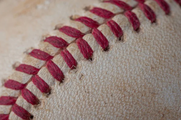 Primo piano di vecchio, sporco baseball con cuciture rosse — Foto Stock