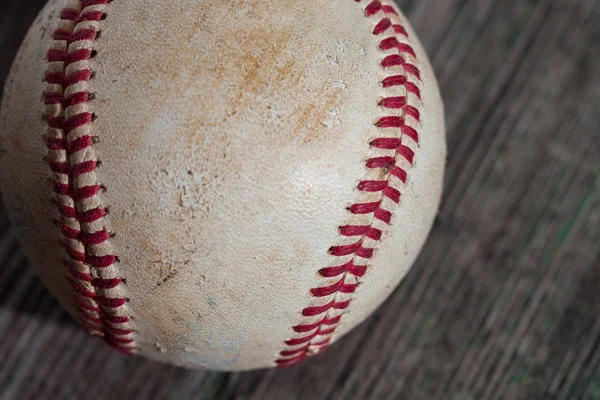 Uma bola de basebol numa velha mesa de madeira, desporto — Fotografia de Stock