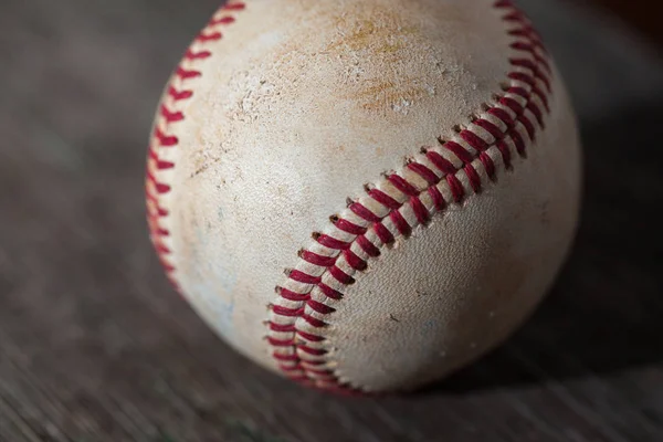 Una pelota de béisbol en una vieja mesa de madera, deporte — Foto de Stock