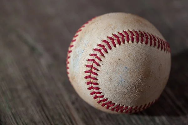 Una palla da baseball su un vecchio tavolo di legno, sport — Foto Stock