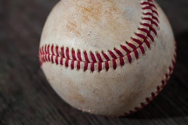 Uma bola de basebol numa velha mesa de madeira, desporto — Fotografia de Stock