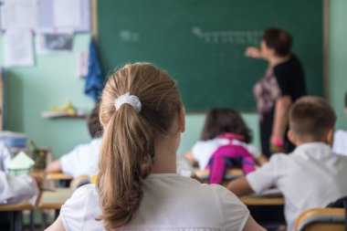 okul çocukları sınıfta aktif olarak katılan
