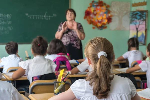 okul çocukları sınıfta aktif olarak katılan