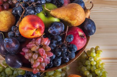 sonbahar meyve natürmort rustik ahşap masa arka plan üzerinde