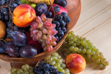 sonbahar meyve natürmort rustik ahşap masa arka plan üzerinde