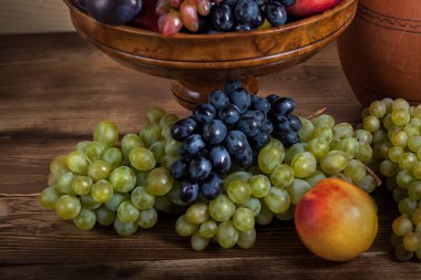 sonbahar meyve natürmort Gürcistan ile sürahi rustik ahşap sekmesinde