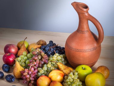 sonbahar meyve natürmort Gürcistan ile sürahi rustik ahşap sekmesinde