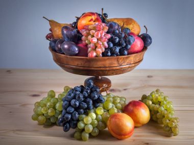 sonbahar meyve natürmort rustik ahşap masa arka plan üzerinde