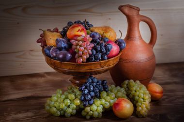 sonbahar meyve natürmort Gürcistan ile sürahi rustik ahşap sekmesinde