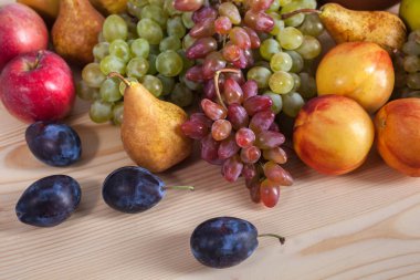 sonbahar meyve natürmort rustik ahşap masa arka plan üzerinde