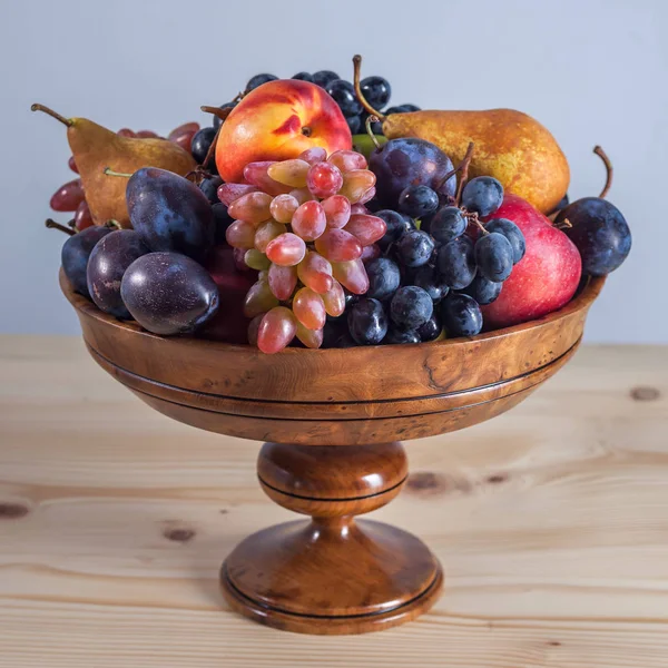 Fruto outonal ainda vida em rústico mesa de madeira fundo — Fotografia de Stock