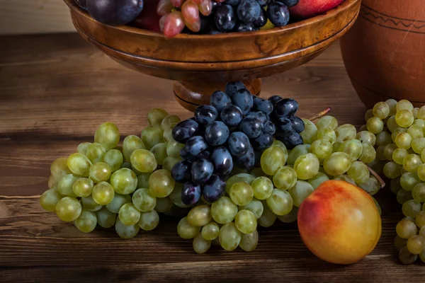 sonbahar meyve natürmort Gürcistan ile sürahi rustik ahşap sekmesinde