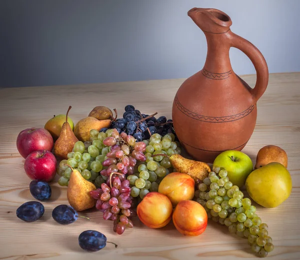 sonbahar meyve natürmort Gürcistan ile sürahi rustik ahşap sekmesinde