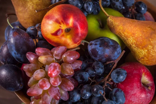 素朴な木製のテーブル背景に秋の果物静物 — ストック写真