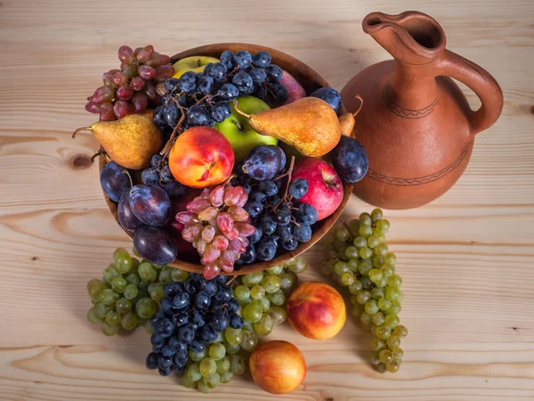 Fruto outonal ainda vida com jarro georgiano na etiqueta de madeira rústica — Fotografia de Stock