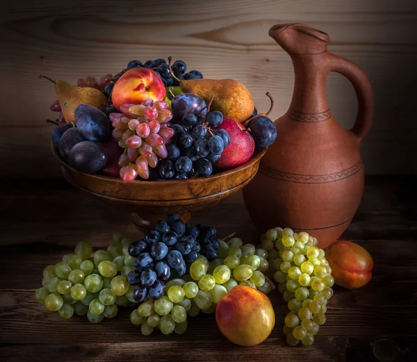 Fruto outonal ainda vida com jarro georgiano na etiqueta de madeira rústica — Fotografia de Stock