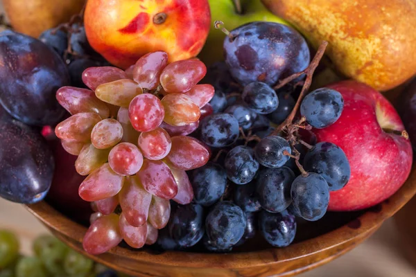 sonbahar meyve natürmort rustik ahşap masa arka plan üzerinde