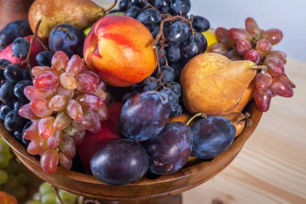 素朴な木製のテーブル背景に秋の果物静物 — ストック写真