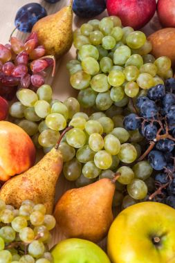 sonbahar meyve natürmort rustik ahşap masa arka plan üzerinde