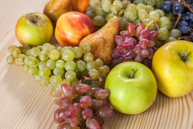 sonbahar meyve natürmort rustik ahşap masa arka plan üzerinde