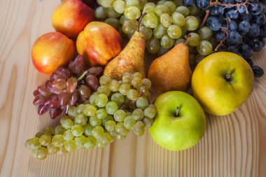 sonbahar meyve natürmort rustik ahşap masa arka plan üzerinde