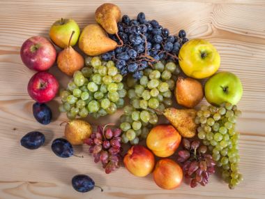 sonbahar meyve natürmort rustik ahşap masa arka plan üzerinde