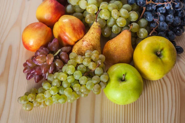 sonbahar meyve natürmort rustik ahşap masa arka plan üzerinde