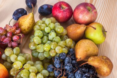 sonbahar meyve natürmort rustik ahşap masa arka plan üzerinde