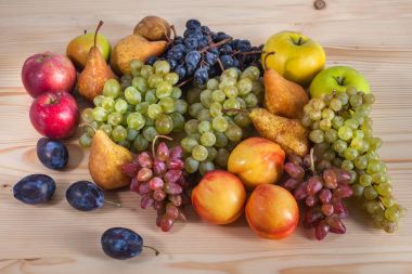 sonbahar meyve natürmort rustik ahşap masa arka plan üzerinde