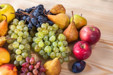 sonbahar meyve natürmort rustik ahşap masa arka plan üzerinde