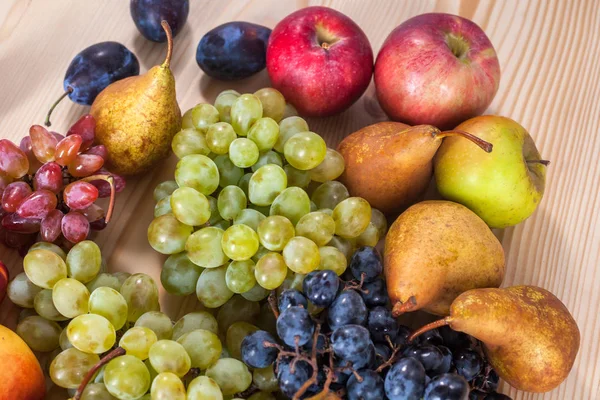 sonbahar meyve natürmort rustik ahşap masa arka plan üzerinde