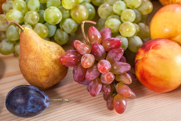 sonbahar meyve natürmort rustik ahşap masa arka plan üzerinde