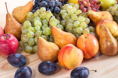 sonbahar meyve natürmort rustik ahşap masa arka plan üzerinde