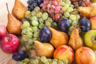 sonbahar meyve natürmort rustik ahşap masa arka plan üzerinde