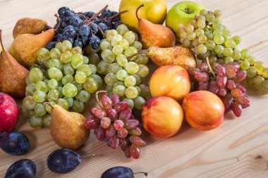 sonbahar meyve natürmort rustik ahşap masa arka plan üzerinde