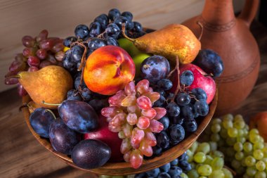 sonbahar meyve natürmort Gürcistan ile sürahi rustik ahşap sekmesinde