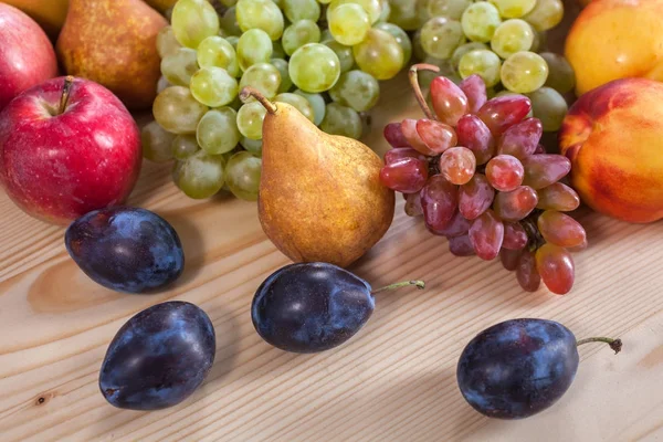 sonbahar meyve natürmort rustik ahşap masa arka plan üzerinde