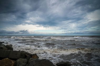 Fırtına deniz manzarası ile kara bulutlar görünümünü