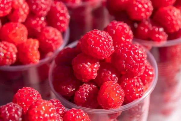 Ahududu semt pazarı tezgahın üstünde bir sürü