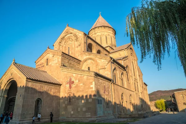 La catedral de Svetitskhoveli es una catedral ortodoxa georgiana situada — Foto de Stock