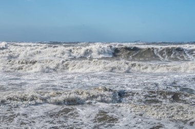 Fırtınalı denizde büyük dalgalar sahile kırma